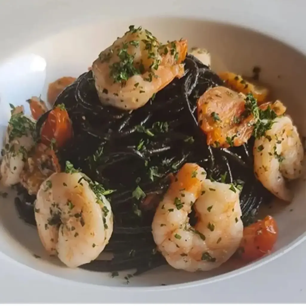 Spaghetti Squid Ink with Garlic Shrimps (Fettuccine)